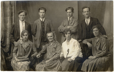 Familie Kompein, 1. Reihe (v.l..n..r.): Juliana, Oma Juliana Motschiunig, Maria, Luzia; 2. Reihe (v.l..n..r.): Simon, Josef, Adolf, Primus, rd. 1927 Familie Kompein